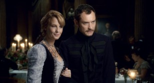 El Dr Watson (Jude Law) y su novia Mary (Kelly Reilly)